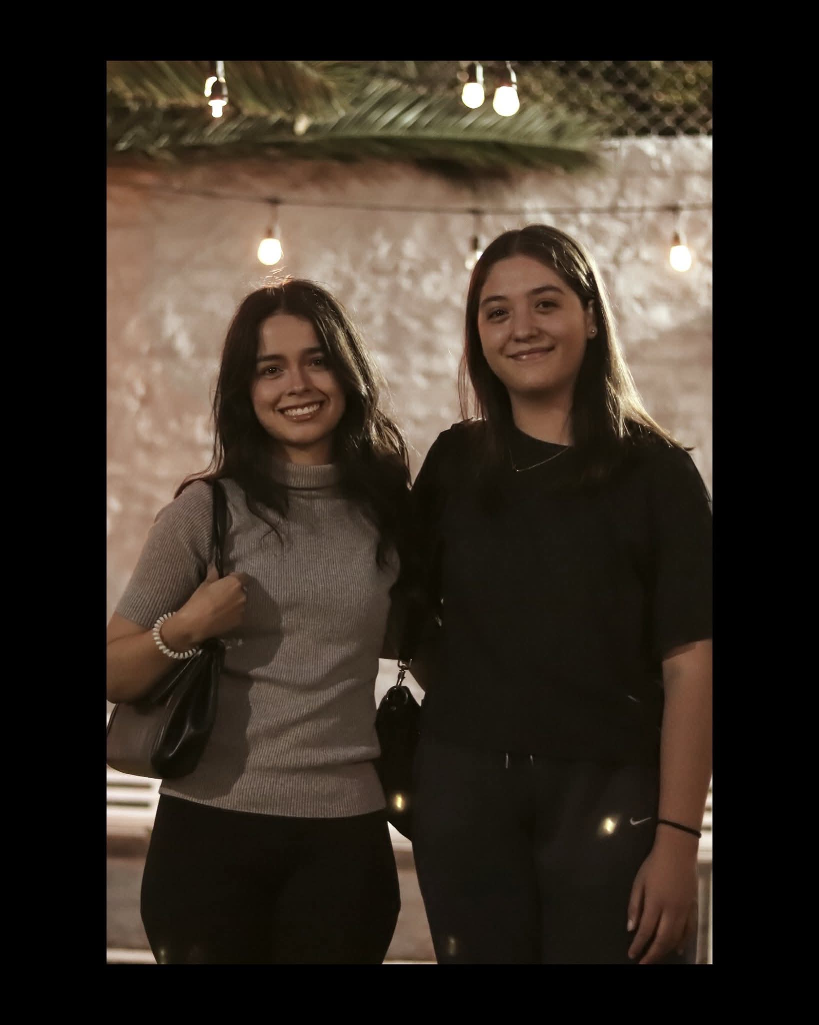 Dos mujeres sonriendo en la noche